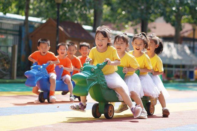 Fëmijët në një kopsht fëmijësh në qarkun Neiqiu të Xingtai, provinca Hebei të Kinës veriore, 10 qershor 2021. (Foto nga Liu Jidong / Xinhua)