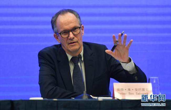 Peter Ben Embarek, përgjegjësi i grupit të ekspertëve të OBSh-së në konferencën e shtypit për publikimin e rezultateve të studimit