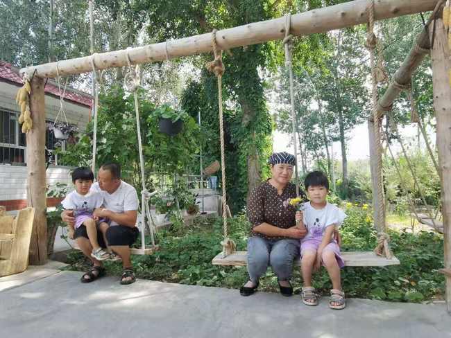 Foto 6: Manželé Maovi a jejich vnoučata