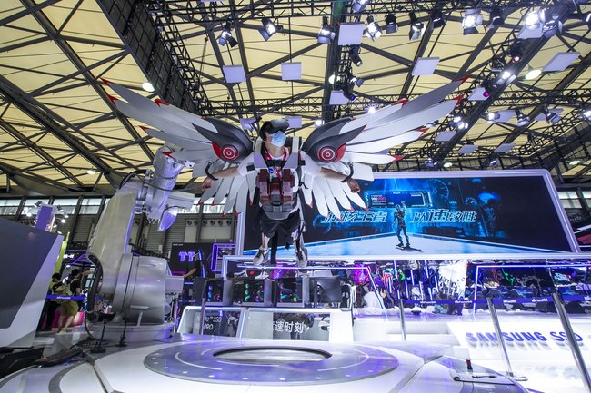 Na snímku si spotřebitel zkouší hru VR ve výstavné zóně společnosti Samsung.