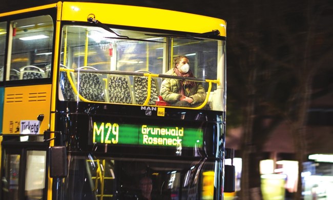 Řidička berlínského autobusu plného čínských součástek. Photo: Xinhua