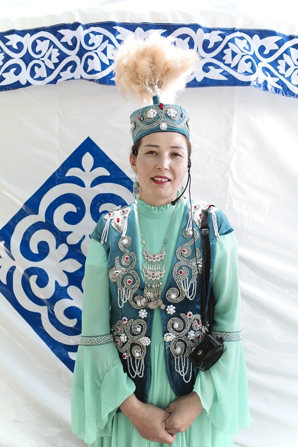 Η Άνι Μπαγιαθάν είναι μια 38χρονη γυναίκα από την εθνότητα των Καζάκων που ζει στην περιοχή Τιεντσί στην αυτόνομη περιοχή Σιντζιάνγκ Ουιγκούρ της βορειοδυτικής Κίνας. Σήμερα, εργάζεται ως ξεναγός. (φωτογραφία / People’s Daily Online)
