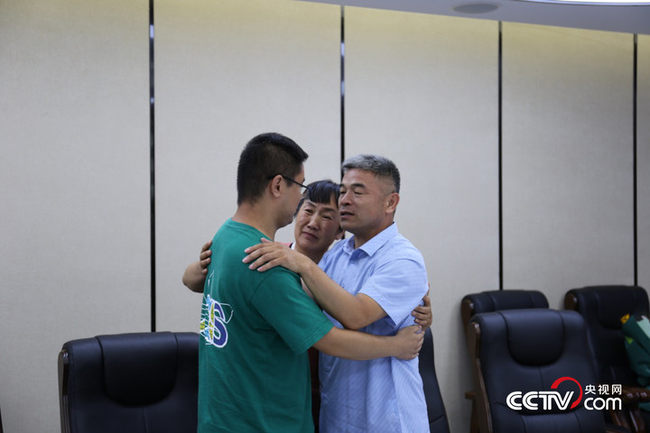 24 év keresés után végre találkozott Guo Gangtang az elrabolt fiával